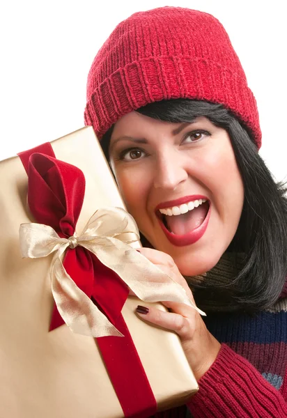 Glückliche attraktive Dame hält Urlaubsgeschenk in der Hand — Stockfoto