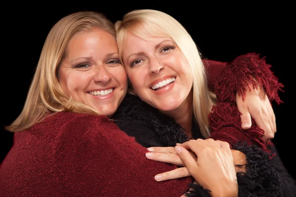 Портрет двух красивых улыбающихся сестер — стоковое фото
