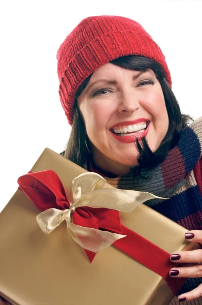 Usmívající se dívka drží vánoční dárek, samostatný — Stock fotografie