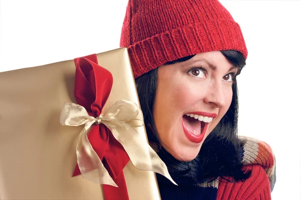 Возбужденная женщина держит праздничный подарок — стоковое фото