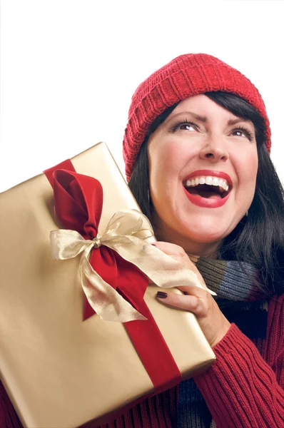 Beschwingte Brünette hält Weihnachtsgeschenk in der Hand — Stockfoto