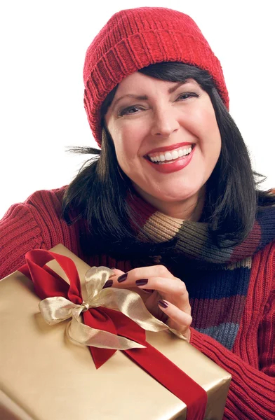 Brünette Frau hält Urlaubsgeschenk in der Hand — Stockfoto