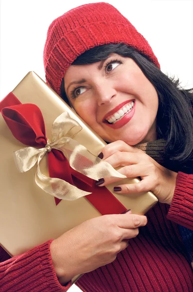 Brünette Frau hält Urlaubsgeschenk in der Hand — Stockfoto