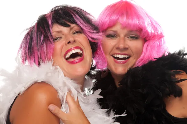 Две девушки в розовых и черных париках — стоковое фото