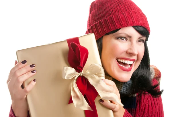 Glückliche Frau hält Weihnachtsgeschenk isoliert — Stockfoto