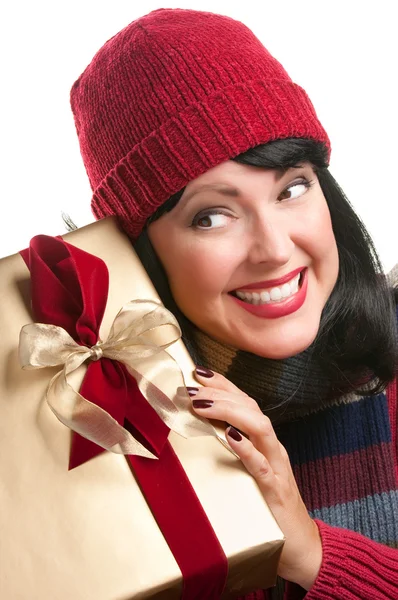 Ciekawa kobieta trzyma prezent świąteczny — Zdjęcie stockowe