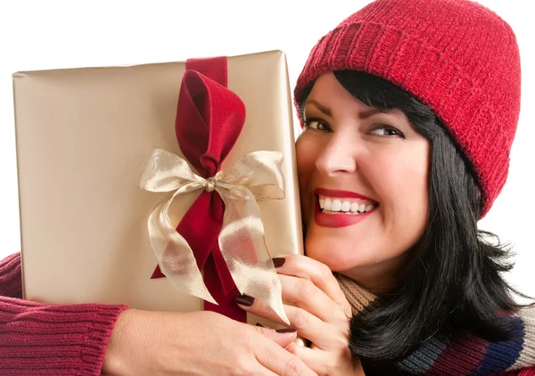 Brunetka kobieta trzyma prezent świąteczny — Zdjęcie stockowe