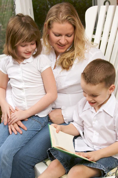 Rodina čte knihu dohromady — Stock fotografie