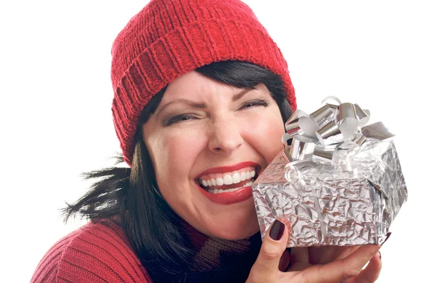 Lachende Frau hält Urlaubsgeschenk in der Hand — Stockfoto