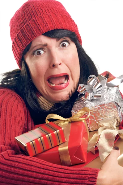 Frustrierte Frau hält Weihnachtsgeschenke in der Hand — Stockfoto