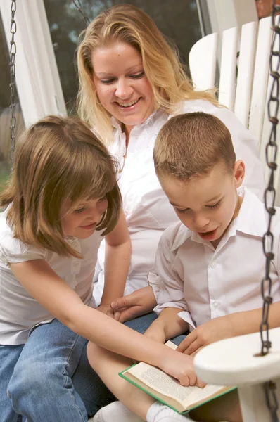 Young Siblings Read to Their Mother — Stock Photo, Image
