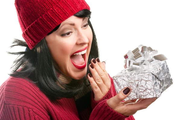 Überraschte Frau hält Urlaubsgeschenk in der Hand — Stockfoto