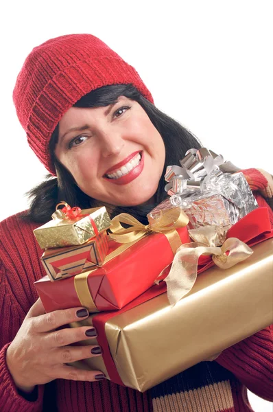 Brünette Frau hält Weihnachtsgeschenke in der Hand — Stockfoto