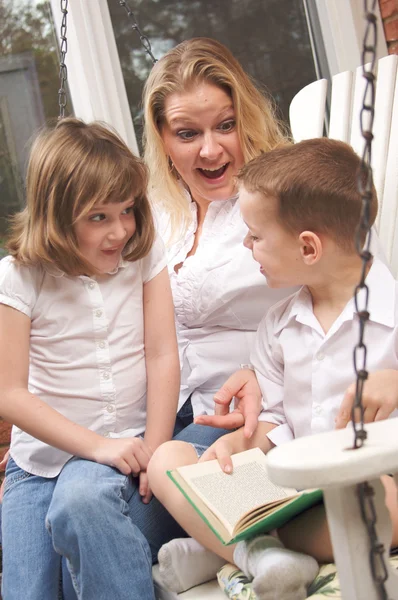 Boy Reads to His Mother and Sister — Stock Photo, Image