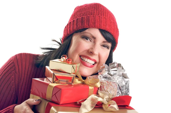 Szczęśliwa kobieta trzyma świątecznych prezentów na białym tle — Zdjęcie stockowe