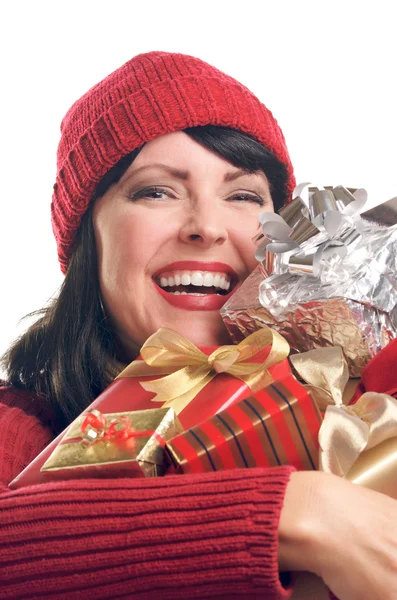 Lächelnde Frau hält Weihnachtsgeschenke in der Hand — Stockfoto