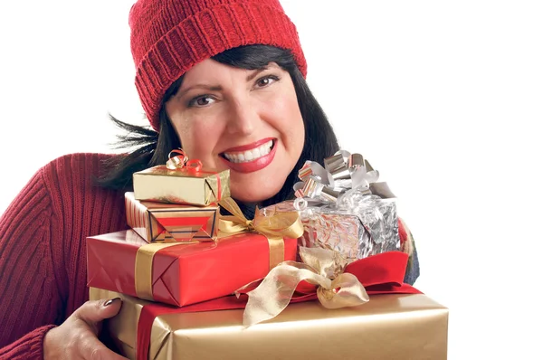 Attraktive Frau hält Weihnachtsgeschenke in der Hand — Stockfoto