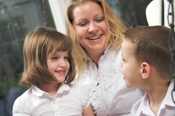 Mor och barn prata och skratta — Stockfoto