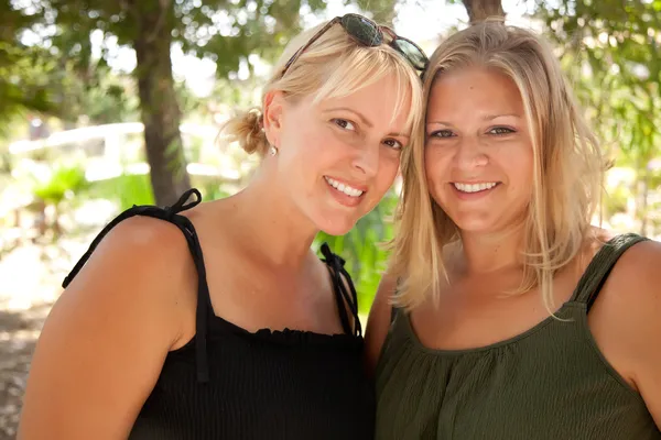 Twee mooie lachende zusters buiten — Stockfoto