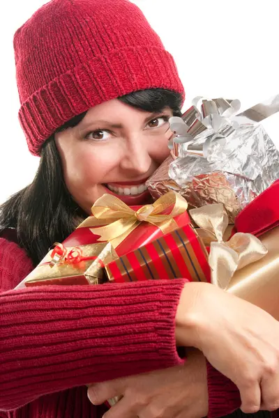 Brünette Frau hält Weihnachtsgeschenke in der Hand — Stockfoto
