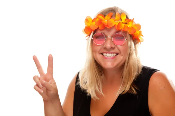 Lachende hippie meisje geeft vredesteken — Stockfoto