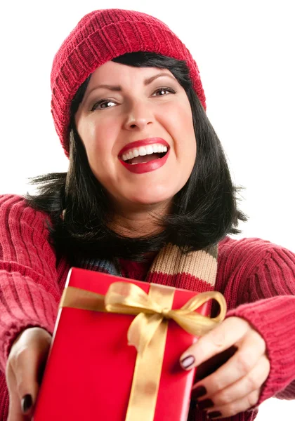 Brunetka kobieta trzyma prezent świąteczny — Zdjęcie stockowe