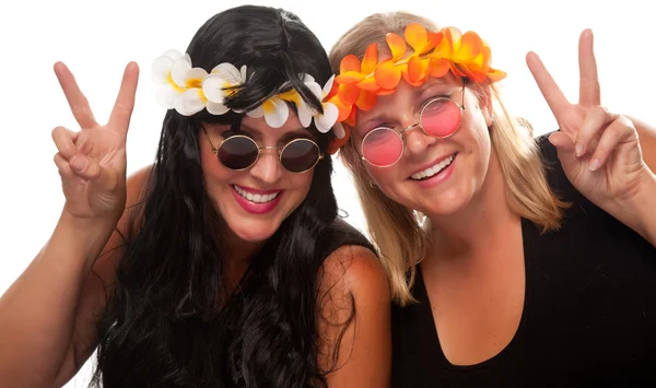 Due ragazze hippie danno segno di pace — Foto Stock