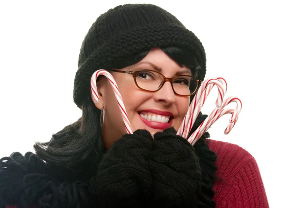 Mujer en blanco sosteniendo bastones de caramelo — Foto de Stock