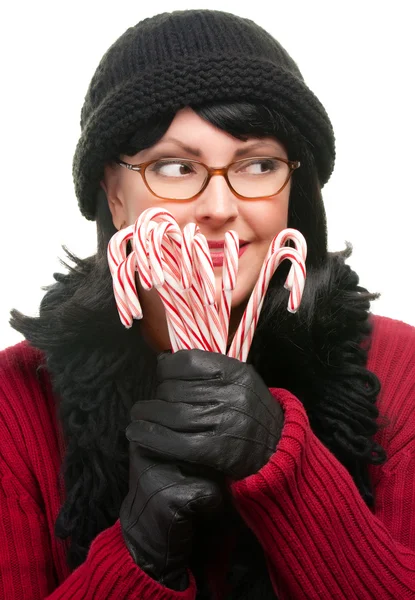 Beyaz baston şekerler tutan kadın — Stok fotoğraf