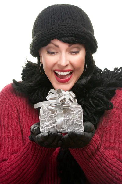 Půvabná brunetka drží vánoční dárek — Stock fotografie