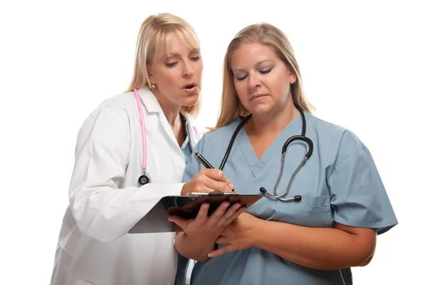 Dva lékaři nebo zdravotní sestry při pohledu na soubor — Stock fotografie