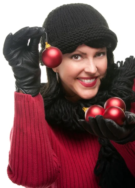 Aantrekkelijk meisje houdt kerst ornament — Stockfoto