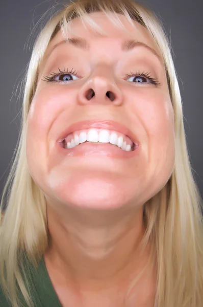 Mooie blonde vrouw met grote glimlach — Stockfoto