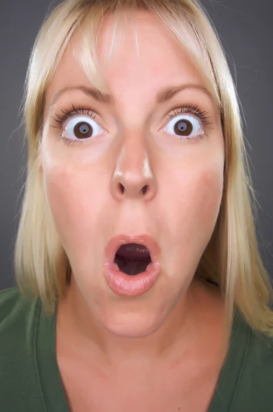 Σοκαρισμένος ξανθιά γυναίκα με αστείο πρόσωπο — Φωτογραφία Αρχείου