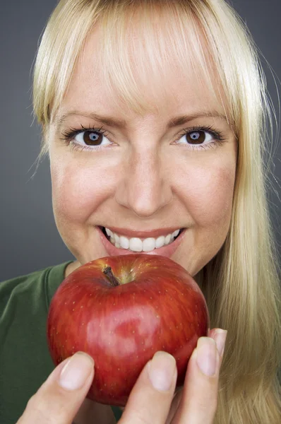 Bella donna con mela — Foto Stock