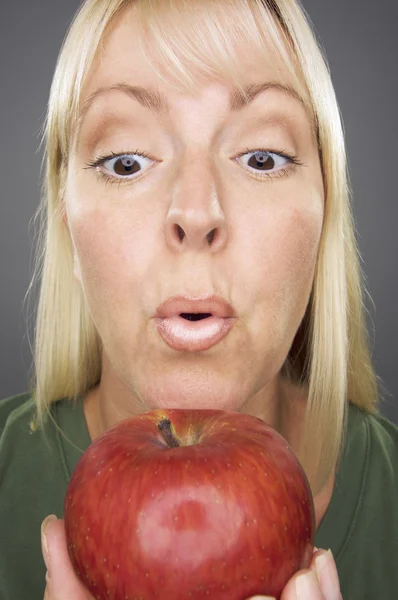 Apple'nın güzel kadınla — Stok fotoğraf