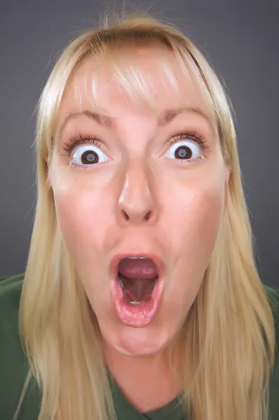 Wstrząśnięty blond kobieta z Zabawna buzia — Zdjęcie stockowe