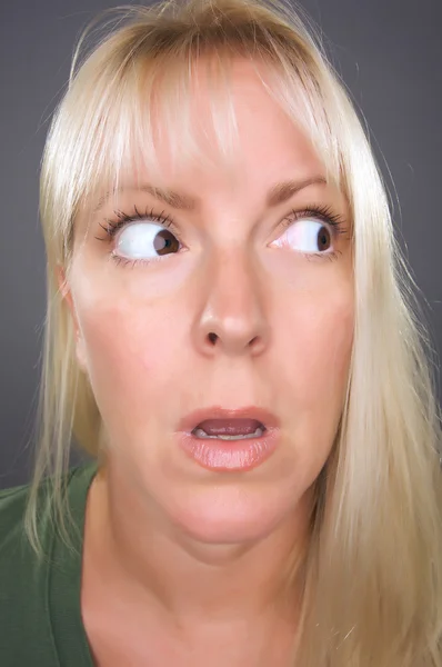 Wstrząśnięty blond kobieta z agai Zabawna buzia — Zdjęcie stockowe