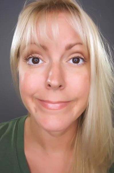 Vacker blond kvinna med roliga ansikte — Stockfoto