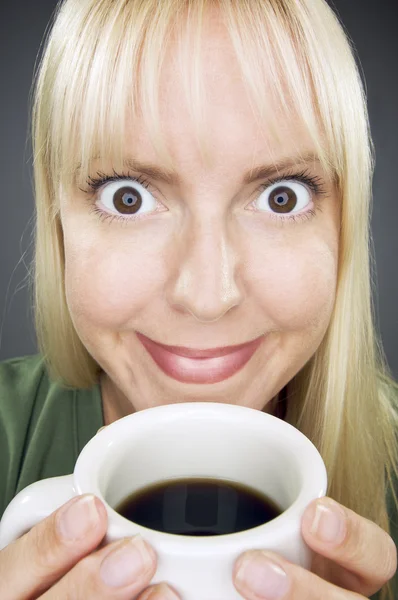 Güzel kadın kahve sever — Stok fotoğraf