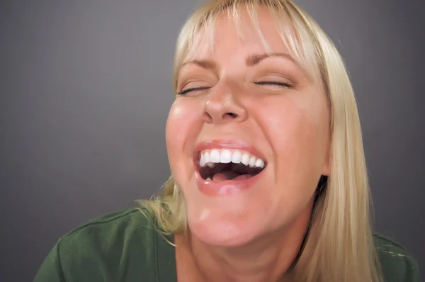 Mooie blonde vrouw lachen — Stockfoto
