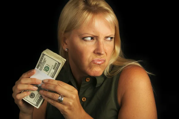 Kvinna på svart anläggning bunt med pengar — Stockfoto