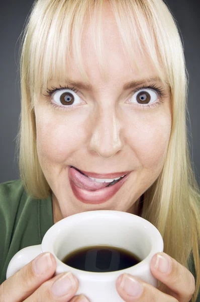 Piękna kobieta cieszy się kawa — Zdjęcie stockowe