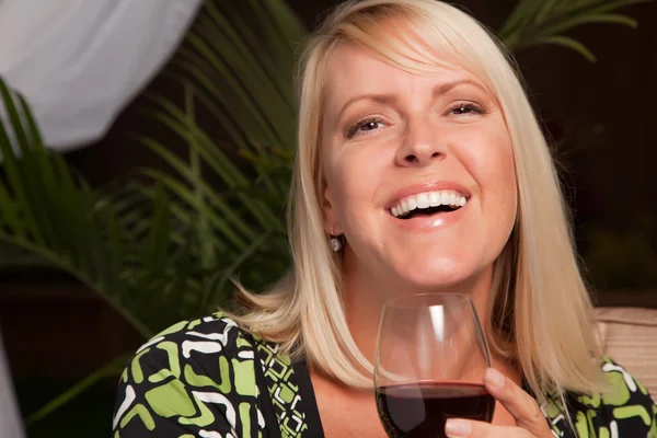 Blonda kvinnan skrattar på en fest — Stockfoto