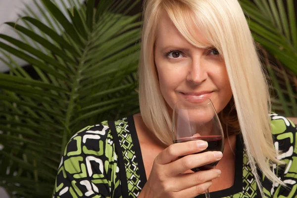Schöne Blondine mit einem Glas Wein — Stockfoto