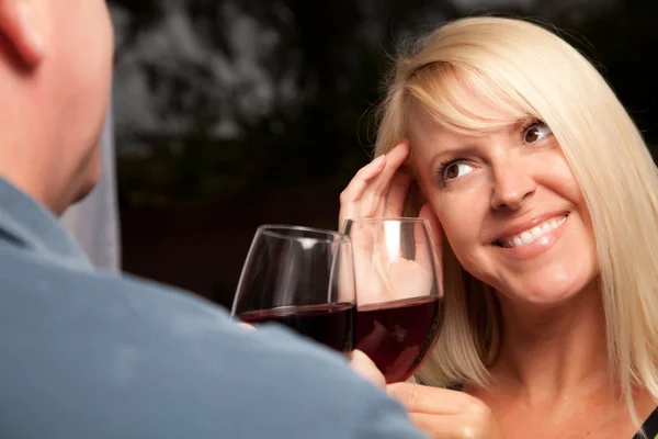 Koketní blond pití vína — Stock fotografie