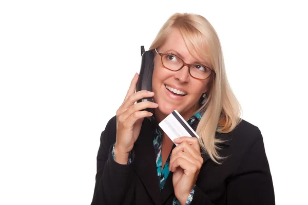 Mooie blonde vrouw met telefoon en cr — Stockfoto