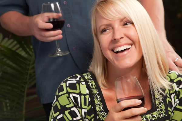 Vin drickande blondin umgås på fest — Stockfoto