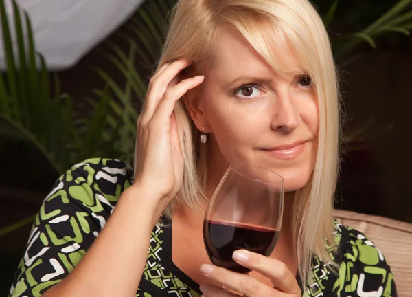 Mooie blonde lachend met glas wijn — Stockfoto