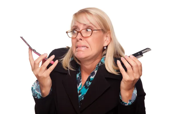 Sfrustrowana kobieta z dwóch telefonów komórkowych — Zdjęcie stockowe